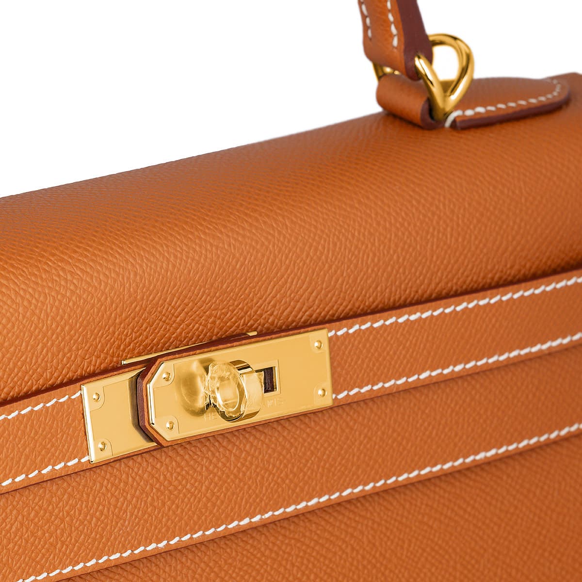 Detail view of the gold clasp of the Hermes Kelly Sellier 28 in Epsom Gold leather
