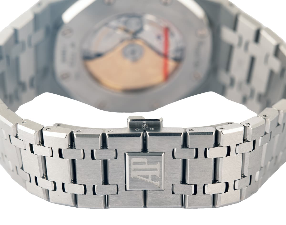 audermars-piguet-royal-oak-selfwinding-black-dial-41mm-clas