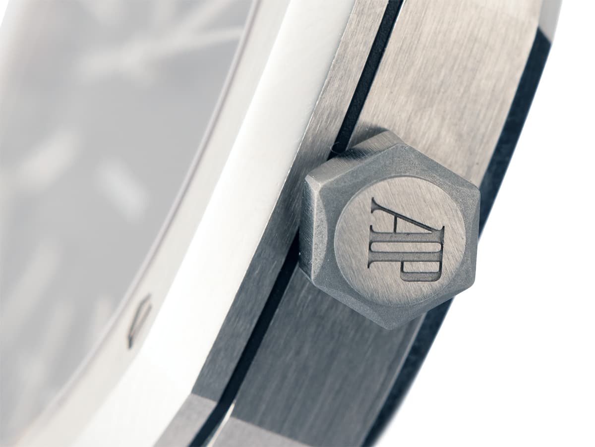 audermars-piguet-royal-oak-selfwinding-black-dial-41mm-side