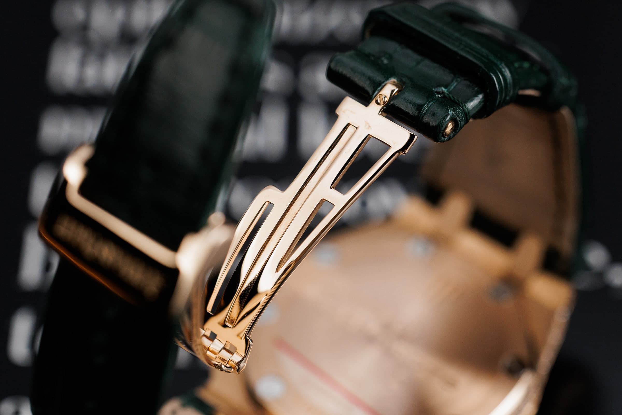 Audemars Piguet Royal Oak Offshore 26067OR diamond-set chronograph in rose gold, folding clasp on the green strap