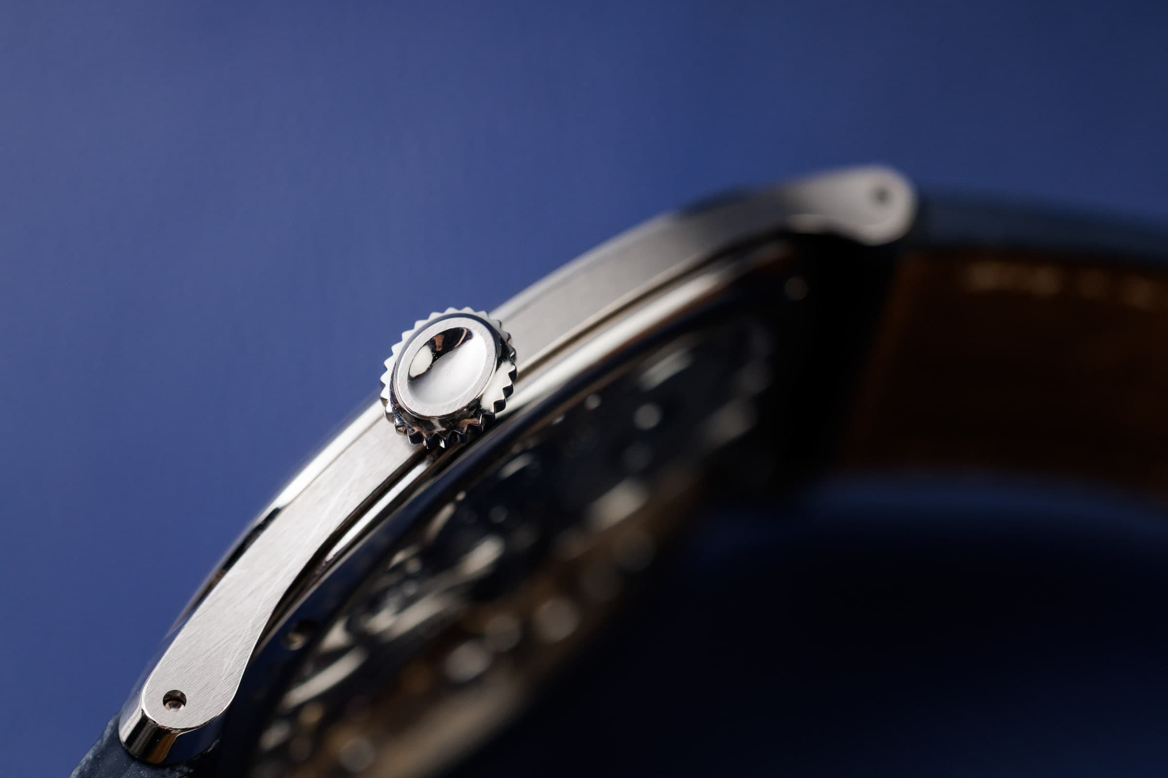 Berneron Mirage 3438MS.W01 in white gold, side profile with crown