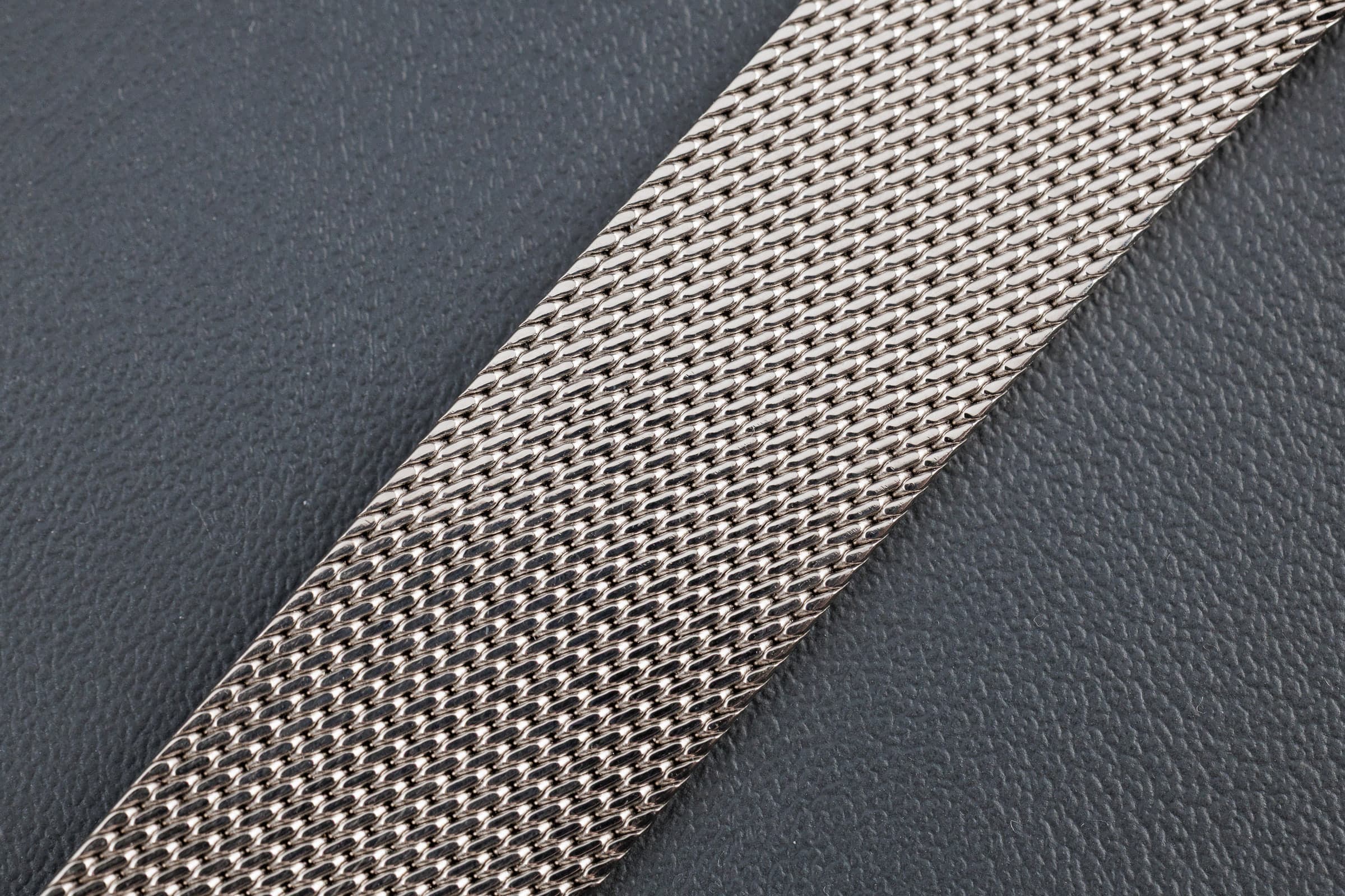 Jaeger-LeCoultre Reverso Tribute Monoface Small Seconds Q713312J in white gold, mesh bracelet detail