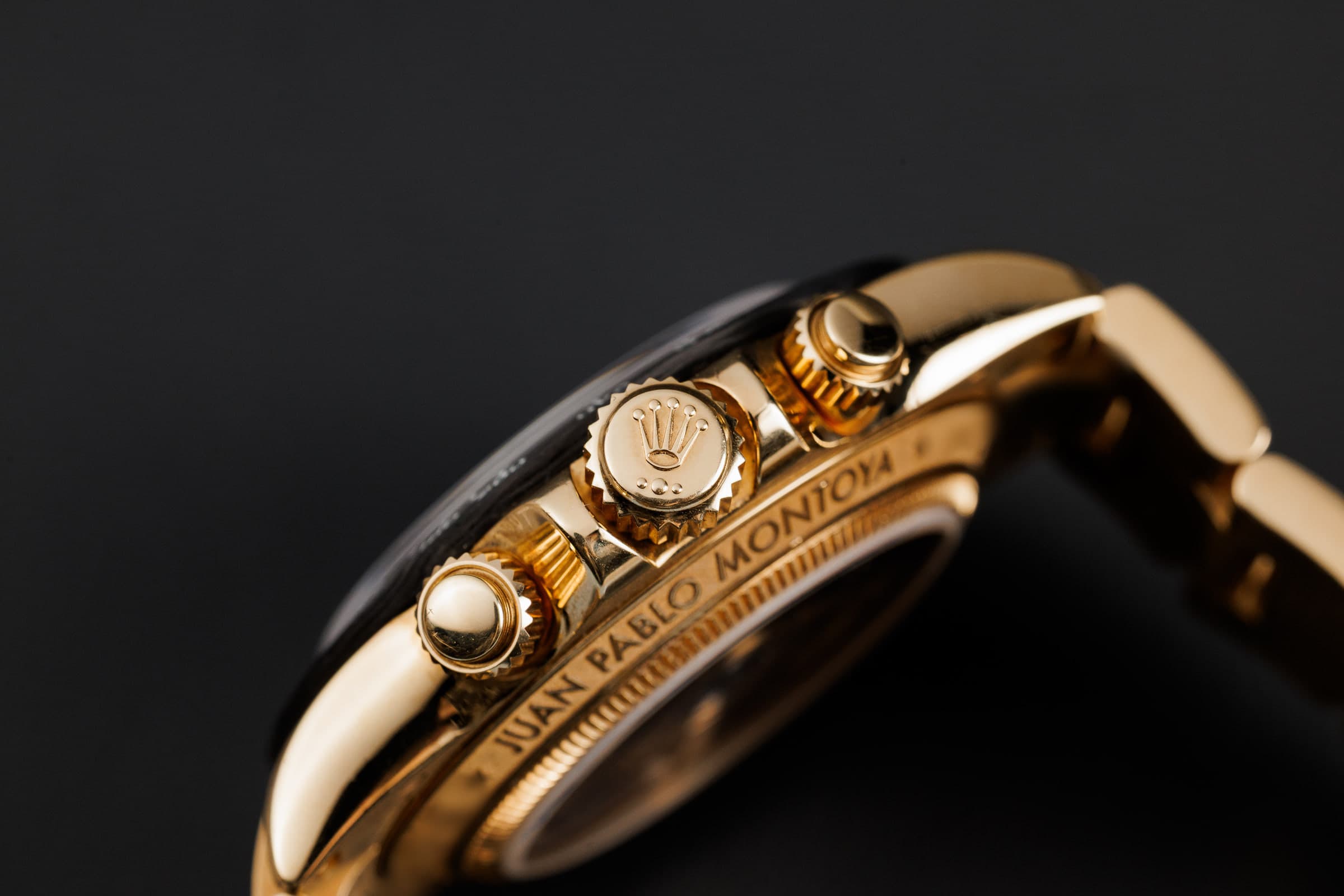 Rolex Cosmograph Daytona Artisans de Genève La Montoya in yellow gold, side profile with crown