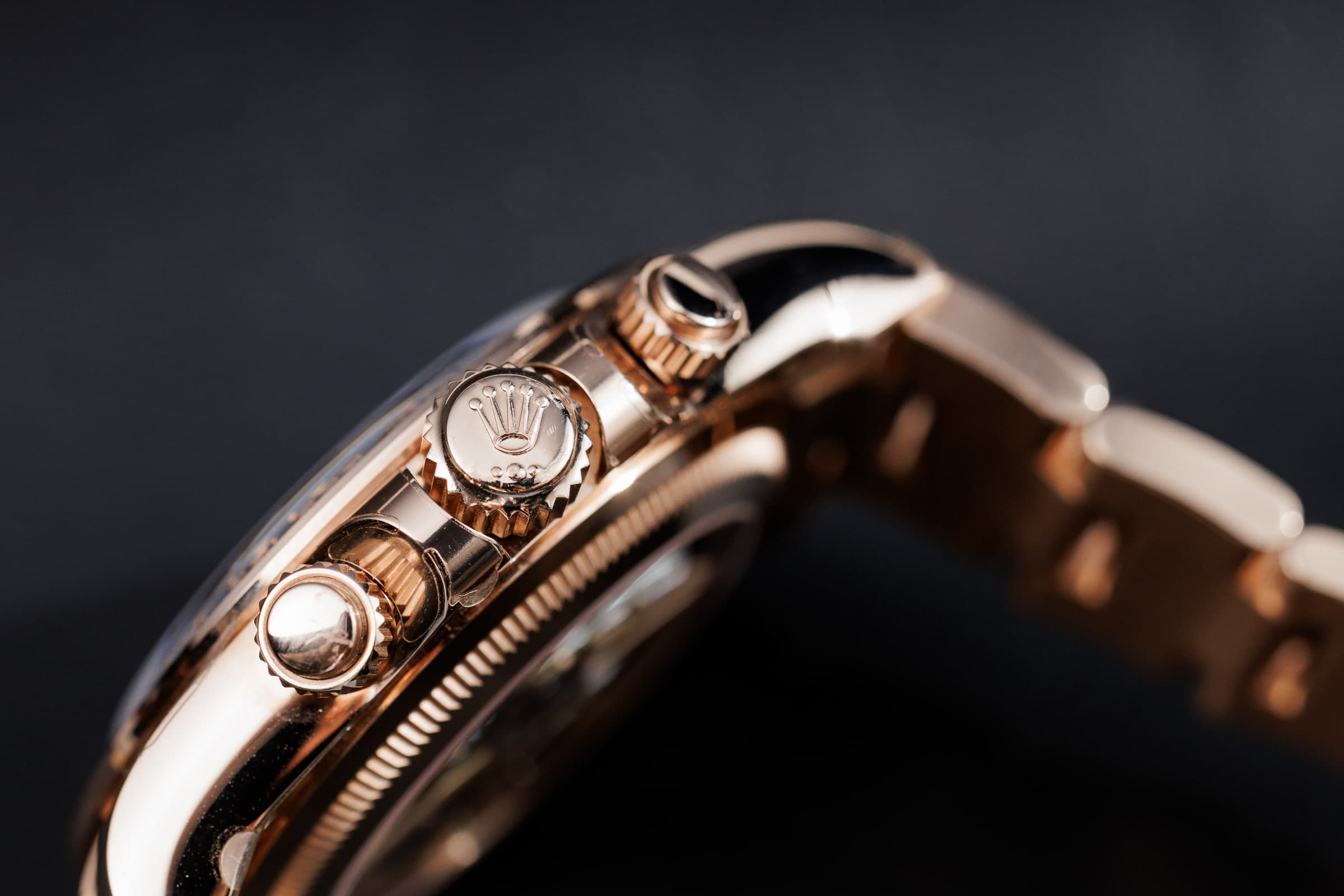 Rolex Cosmograph Daytona 126525LN in Everose gold with black dial, side profile with crown