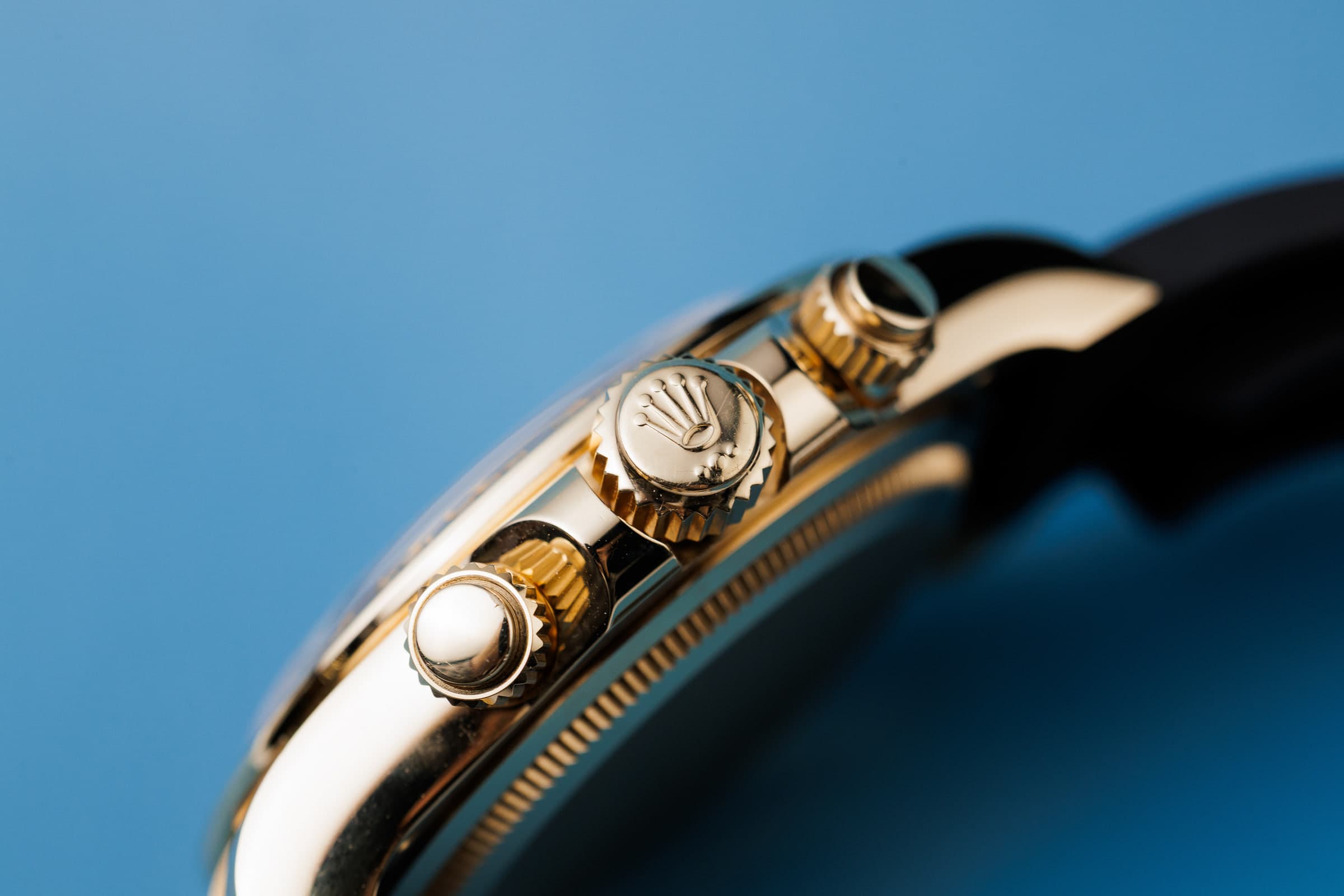 Rolex Cosmograph Daytona 126518LN in yellow gold with turquoise dial, side profile with crown