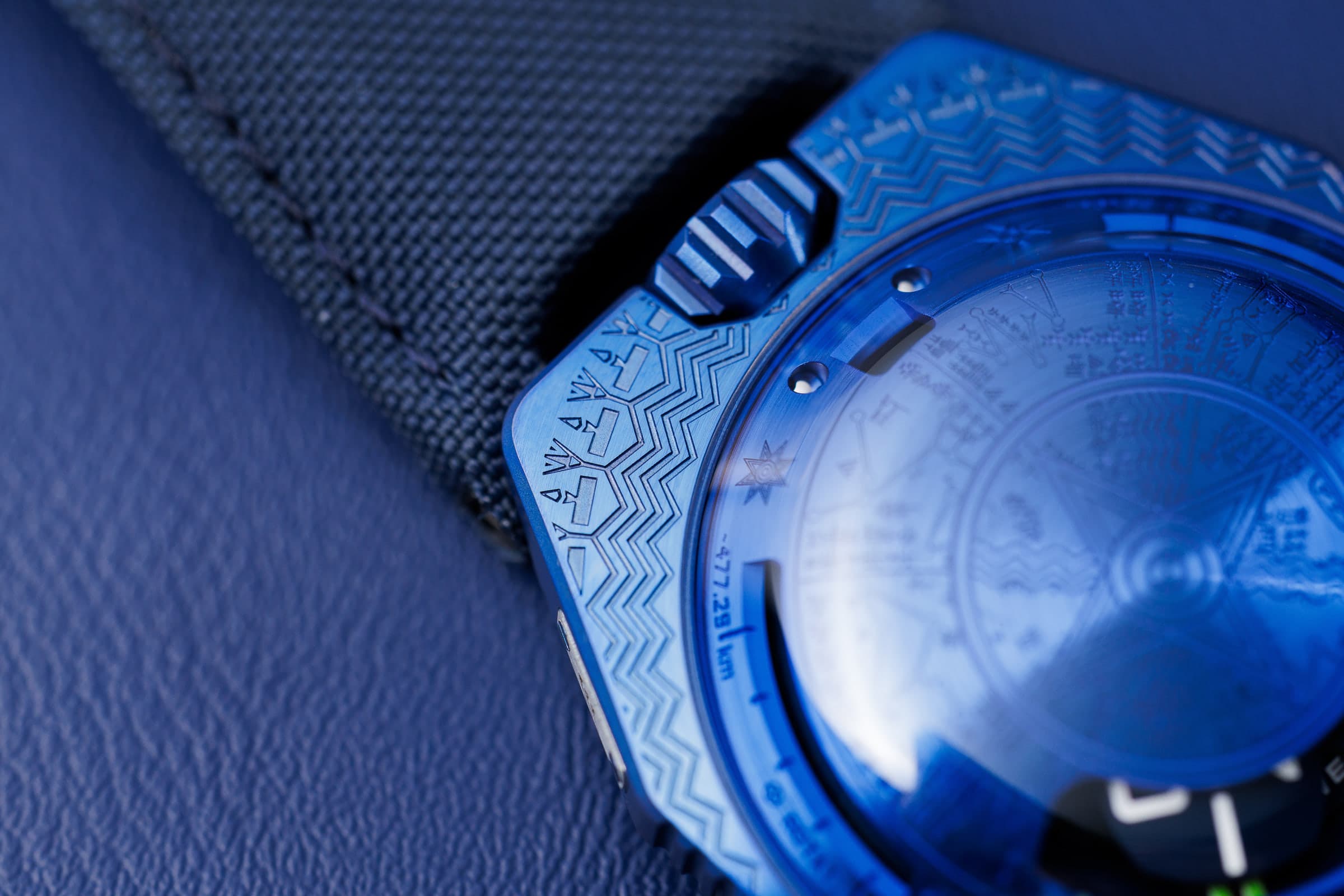 Urwerk UR-100V Sumer in blue, engraved case